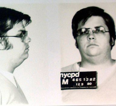 Mark David Chapman atirou e matou John Lennon, no dia 8 de dezembro de 1980