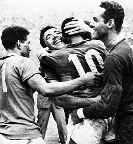 Pelé (camisa 10) é abraçado após o título na Copa do Mundo de 1958