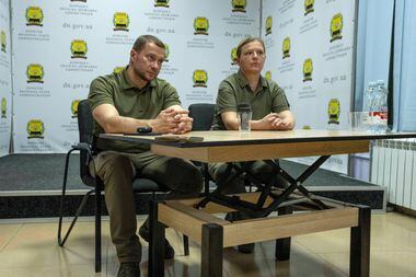 O governador de Donetsk, Pavlo Kirilenko, e a ministra para Assuntos de Veteranos, Iulia Laputina, realizam uma entrevista conjunta para a Associated Press e a Reuters, em Kramatorsk, Ucrânia