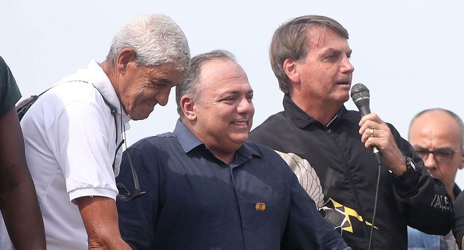 O ex-ministro da Saúde Eduardo Pazuello participa de ato político ao lado de Bolsonaro, em maio do ano passado; o general teve rendimentos líquidos de R$ 305,4 mil ao passar para a reserva remunerada do Exército. 