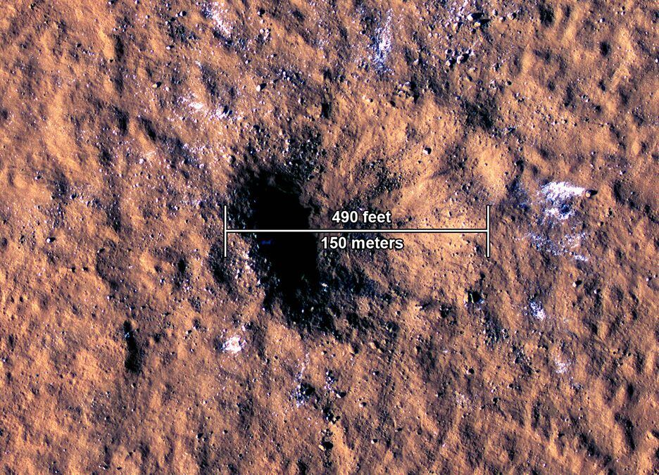 Imagem mostra blocos de gelo que foram projetados na superfície de Marte.