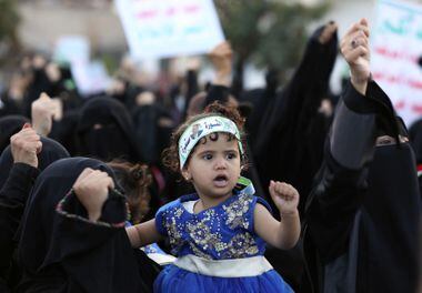 Mulheres que apoiam o movimento Houthi participam de uma manifestação para comemorar as reivindicações de avanços militares do grupo perto da fronteira com a Arábia Saudita
