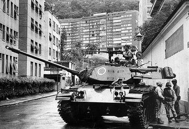 Tanque do exército para próximo à casa do presidente deposto, João Goulart, nas Laranjeiras, após o  golpe de 1964, que submeteu o Brasil a uma ditadura militar que durou até 1985