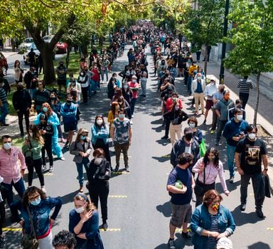 Milhares de chilenos fizeram fila para votar em Santiago no plebiscito sobre a mudança da Constituição