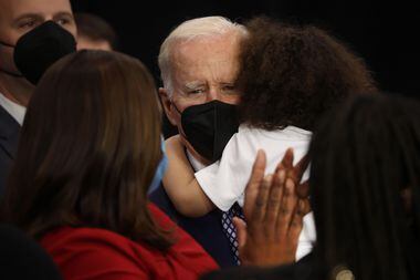 Joe Biden abraça criança que teve o pai morto durante ataque a tiros em Buffalo. Foto: Scott Olson/Getty Images/AFP