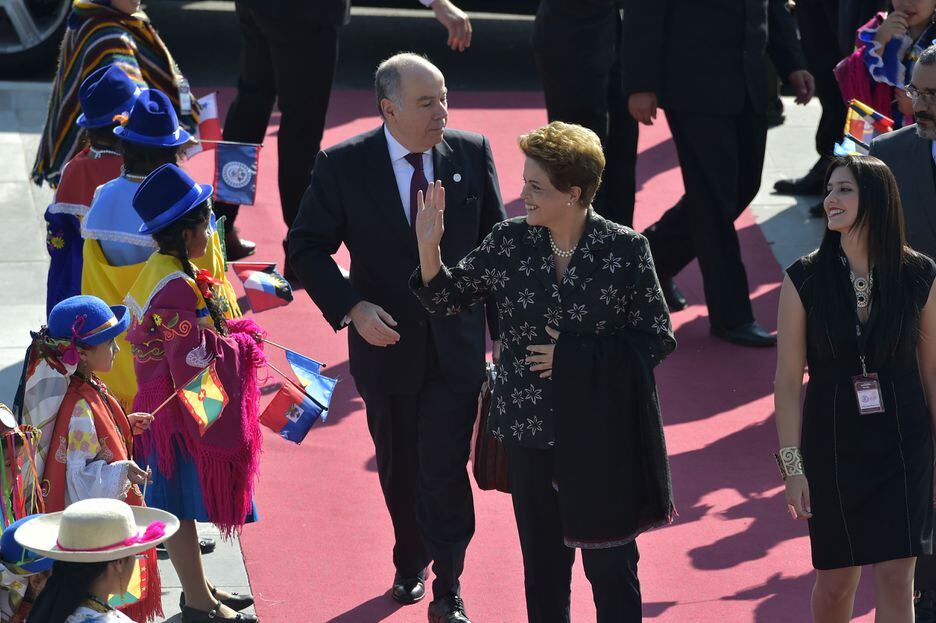 O futuro chanceler Mauro Vieira com a ex-presidente Dilma Rousseff, de quem foi ministro, durante viagem a Quito.