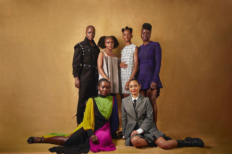 De pé, da esquerda para a direita: Florence Kasumba, Dominique Thorne, Letitia Wright, Danai Guira. Sentadas, Lupita Nyong’o (esq.) e Mabel Cadena, elenco de 'Pantera Negra: Wakanda Para Sempre'.