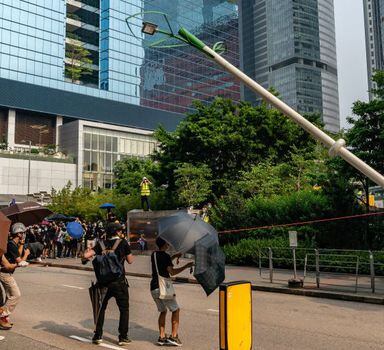 Manifestantes em Hong Kong derrubam posts inteligentes com câmeras de reconhecimento facial; ferramenta gera polêmica e pode ser usada em bancos de imagens criados sem autorização dos usuários