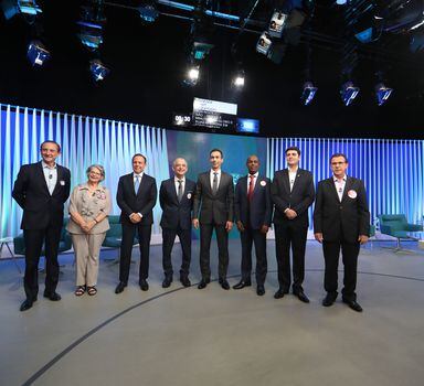 Os candidatos ao governo de São Paulo pouco antes do início do debate promovido ontem à noite pela TV Globo