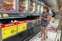 Una mujer hace una compra en un supermercado de Brasilia;  La inflación es un problema mundial pospandemia