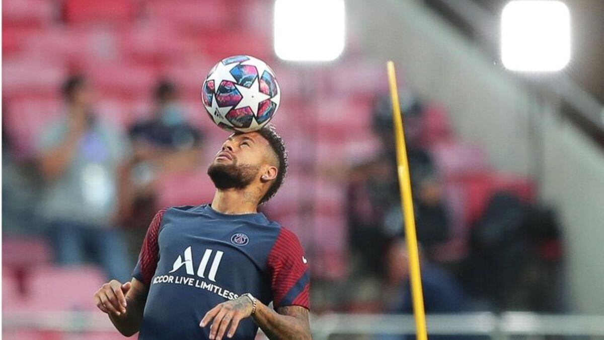 Em game, Neymar faz gols de muletas