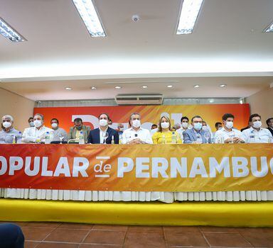 Danilo Cabral, pré-candidato do PSB ao governo do Estado de Pernambuco, em foto de fevereiro de 2022 com representantes da Frente Popular
