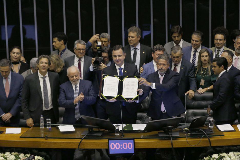 Congresso promulga reforma tributária, com a presença do presidente Lula.