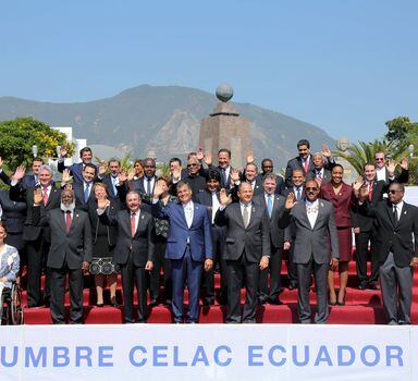 Chefes de Estado e de governo posam para foto oficial da cúpula da Celac em Quito