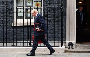 Primeiro-ministro britânico deixa a residência oficial de Downing Street, em Londres 

