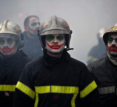 Bombeiros vestidos de 'Coringa' participam de manifestação contra previdência e por melhores condições de trabalho na França