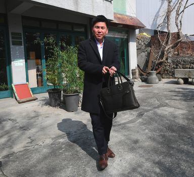 O ex-soldado norte-coreano Joo Seung-hyeon se tornou o primeiro a concluir um doutorado depois de fugir para a Coreia do Sul; ele estuda os desafios enfrentados pelos desertores