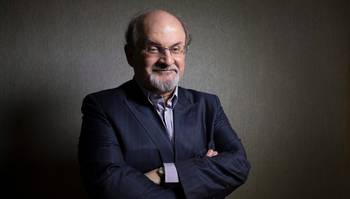 Agressor premeditou ataque a Salman Rushdie, diz promotoria dos EUA