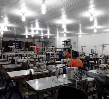 Sala de costura da alagoana Coach, pequena indústria têxtil atendida pelo programa Procompi.