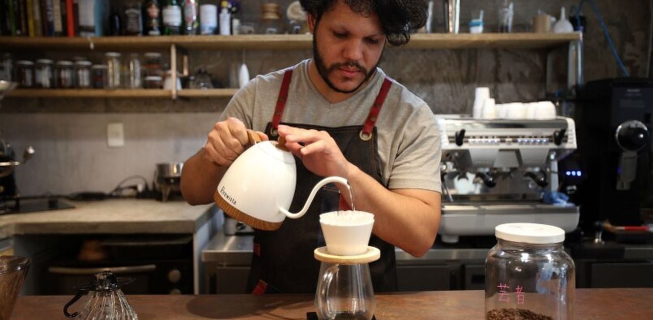 Tiago prepara coado no método Torch Mountain. São mais seis métodos de preparo de café na casa. Foto: JF Diório|Estadão 
