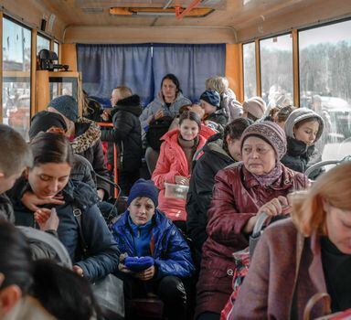 Internally displaced people arrive at a centre for the displaced persons in Zaporizhzhia, some 200 kilometres (124 miles) northwest of Mariupol on April 6, 2022. - NATO chief said that, after withdrawing most of its troops from northern Ukraine, Russia aims to capture the "entire" Donbas region in the east, with the aim of creating a land corridor from Russia to annexed Crimea. (Photo by BULENT KILIC / AFP)