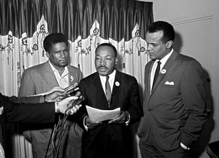 James Foreman, secretário executivo do Comitê Estudantil de Não Violência, ao lado de Martin Luther King Jr. e do ator Harry Belafonte, em Atlanta, em 1965