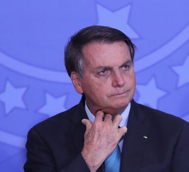 Partidos pedem que Bolsonaro e Pazuello sejam obrigados a se absterem de quaisquer atos que possam dificultar ou impedir a continuação das pesquisas