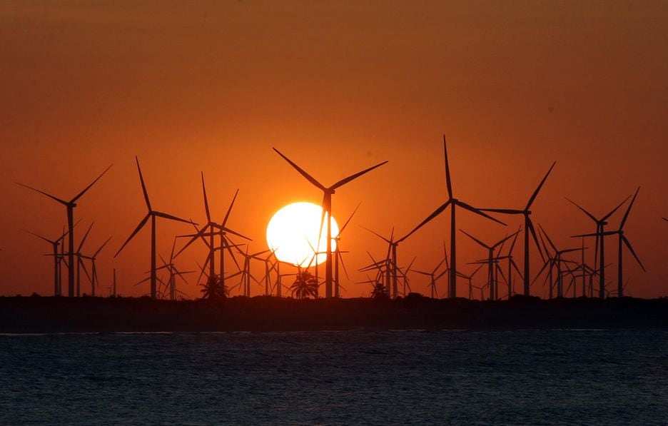 Parque eólico visto da praia de Tourinhos, no município de São Miguel do Gostoso, no Rio Grande do Norte. Estado é o maior produtor deste tipo de energia, segundo dados de junho de 2013 da associação nacional.