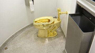FILE - This Sept. 16, 2016 file image made from a video shows the 18-karat toilet, titled "America," by Maurizio Cattelan in the restroom of the Solomon R. Guggenheim Museum in New York. Four men have been charged over the theft of an 18-carat gold toilet from Blenheim Palace, the sprawling English mansion where British wartime leader Winston Churchill was born. The toilet, valued at 4.8 million pounds, or $5.95 million, was the work of Italian conceptual artist Maurizio Cattelan. (AP Photo, File). Foto: AP Photo/File