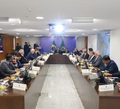 O presidente Jair Bolsonaro durante reunião com ministros nesta terça-feira, 9