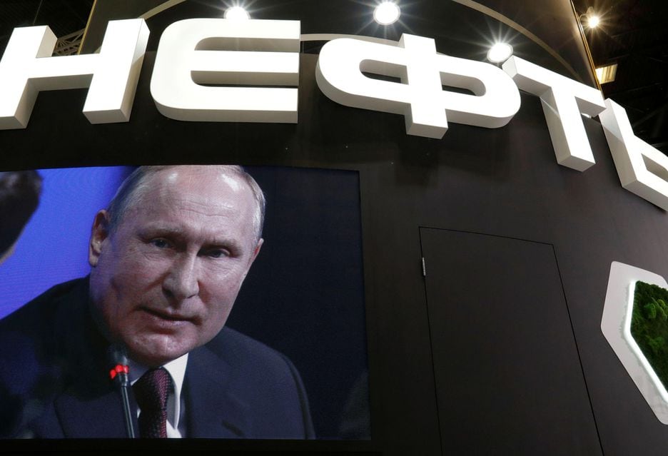 Imagem de Vladimir Putin é projetada em tela da Rosneft, empresa estatal de petróleo da Rússia, durante o Fórum Internacional Econômico de São Petersburgo, em 25 de maio de 2018