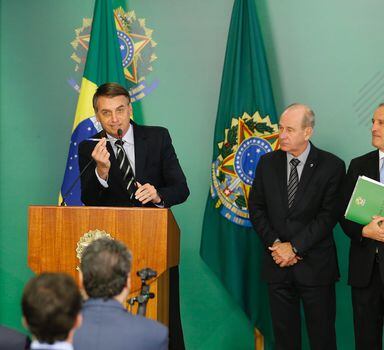 No dia 15 de janeiro, Bolsonaro assinou o primeiro decreto sobre armas