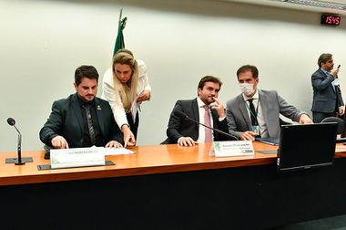 O relator da LDO, Marcos do Val, e o presidente da CMO, deputado Celso Sabino, na reunião desta quarta-feira, 29.