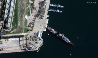 Foto de satélite mostra o navio russo Moskva aportado em Sevastopol, na Crimeia,em 7 de abril.