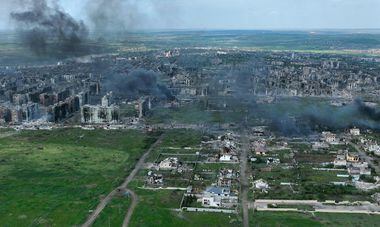 Uma imagem de drone da destruição em Bakhmut, Ucrânia