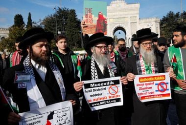 Judeus membros do Neturei Karta, um grupo que se opõe ao sionismo e ao Estado de Israel, participam de uma manifestação em solidariedade aos palestinos na Faixa de Gaza em 10 de dezembro de 2023