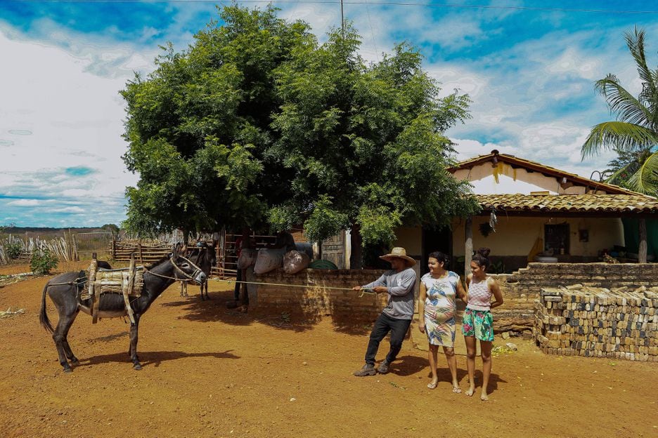 A água que chega à casa de Valmira Fernandes de Araújo (ao centro) no povoado vizinho da Mata Fria, sai de um antigo poço privado com alto índice de sais. É um risco para a saúde e para aparelhos domésticos.