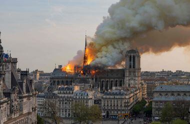 Fumaça sobe enquanto as chamas queimavam o telhado da Catedral de Notre-Dame de Paris em 15 de abril de 2019, na capital francesa, Paris