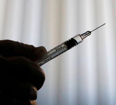 OMS já afirmou que não espera vacinação em massa contra covid-19 antes de meados de 2021.