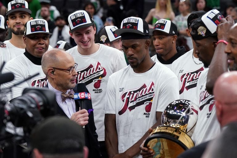 O atacante do Miami Heat Jimmy Butler comemora depois que o Heat derrotou o Boston Celtics no jogo sete das finais da Conferência Leste para os playoffs da NBA de 2023 no TD Garden.