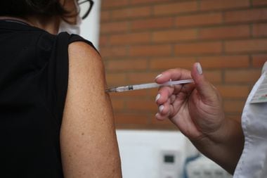 A coleta das amostras ocorreu em maio de 2021, quando essa população ainda não tinha sido vacinada.