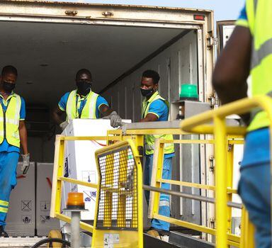 Carregamento de vacinas anticovid da Covax chega a Acra, capital de Gana.
