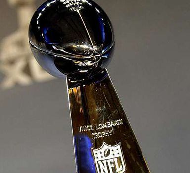 O troféu Vince Lombardi, prêmio ao campeão do Super Bowl