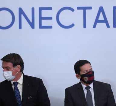 O presidente Jair Bolsonaro ao lado do vice Hamilton Mourão durante lançamento do programa Norte Conectado no Palácio do Planalto