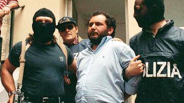 Giovanni Brusca (ao centro) sendo levado para interrogatório em Palermo, na Sicília. Foto: EFE/EPA/LANNINO 