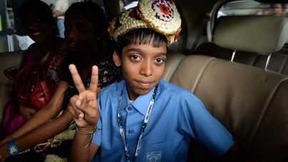 Rameshbabu, indiano de 16 anos, se torna o mais jovem a derrotar número 1  do mundo no xadrez - Estadão
