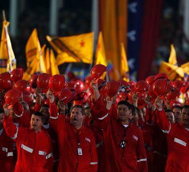 Trabalhadores da estadal PDVSA saúdam o presidente da Venezuela, Nicolas Maduro, durante evendo na academia militar de Caracas