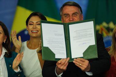 Jair Messias Bolsonaro,  acompanhado da primeira-dama, Michelle Bolsonaro, durante a cerimônia que sancionou o piso salarial da enfermagem.