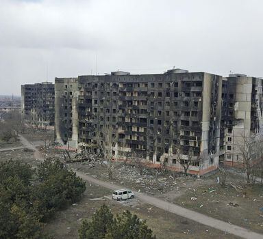 Prédio residencial destruído durante bombardeios russos a Mariupol, na Ucrânia