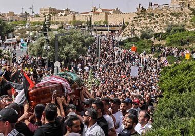 Multidão se reunião do lado de fora onde o corpo da jornalista Shireen Abu Aklel pernoitou antes de sair em procissão para o funeral Foto: Ronaldo Schemidt/AFP